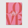 Roze ansichtkaart met donkerroze en witte letters. Tekst: Love you!