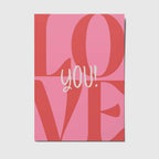 Roze ansichtkaart met donkerroze en witte letters. Tekst: Love you!