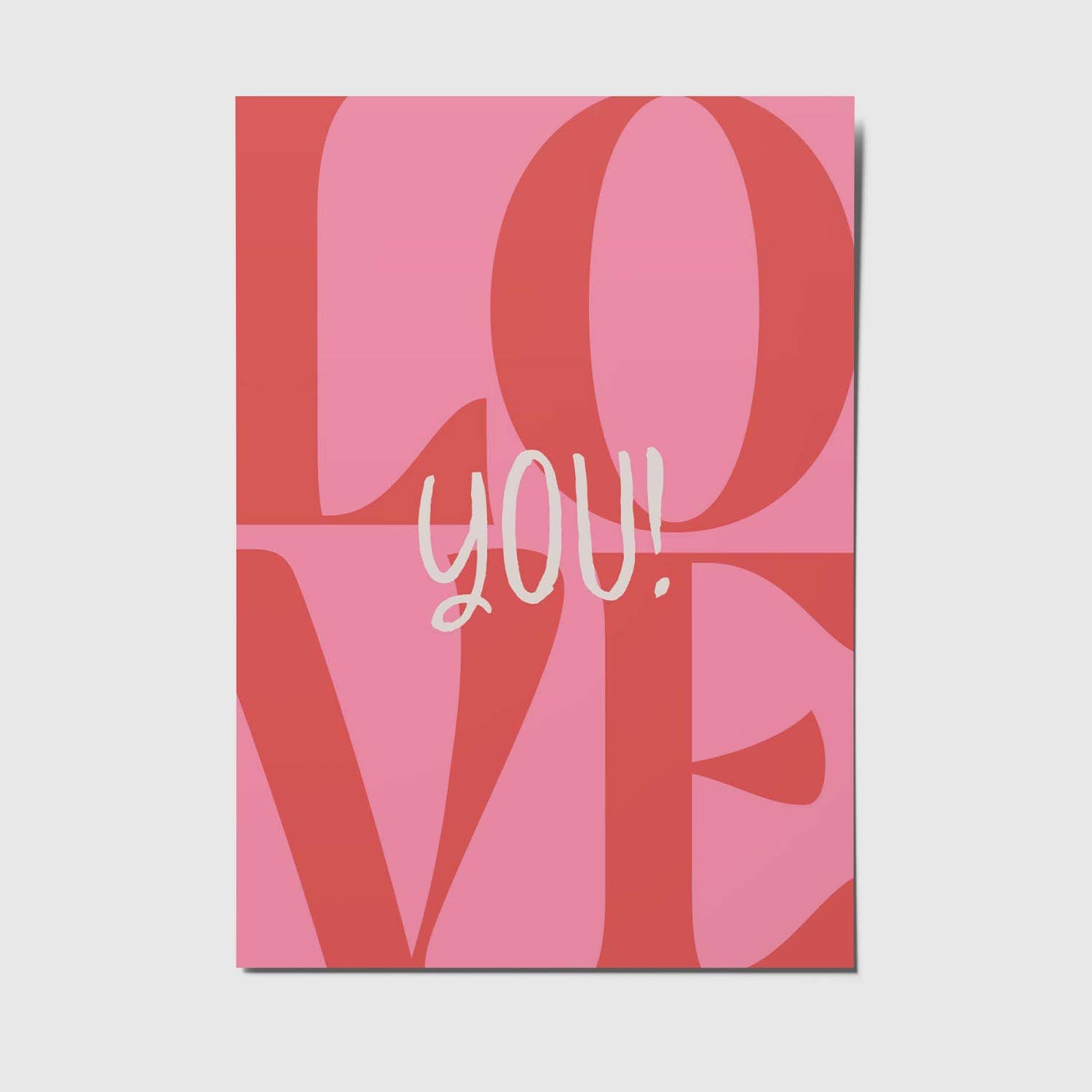 Roze ansichtkaart met donkerroze en witte letters. Tekst: Love you!