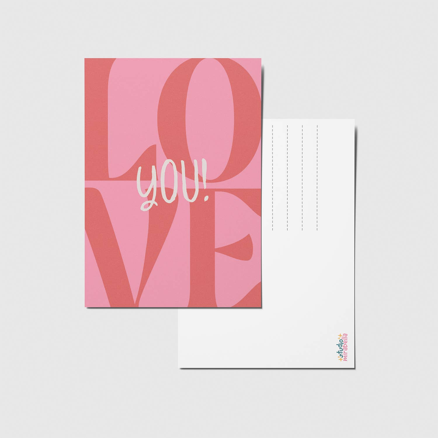 Voorkant en achterkant van roze ansichtkaart met donkerroze en witte letters. Tekst: Love you!