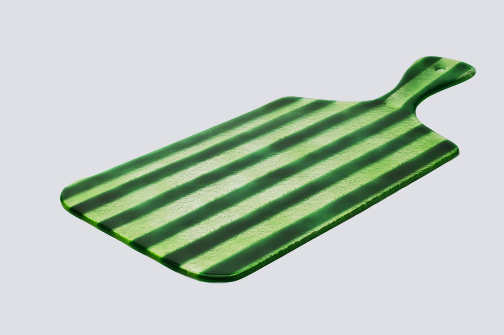 Vooraanzicht grote glazen borrelplank met strepen in groen op een witte achtergrond.