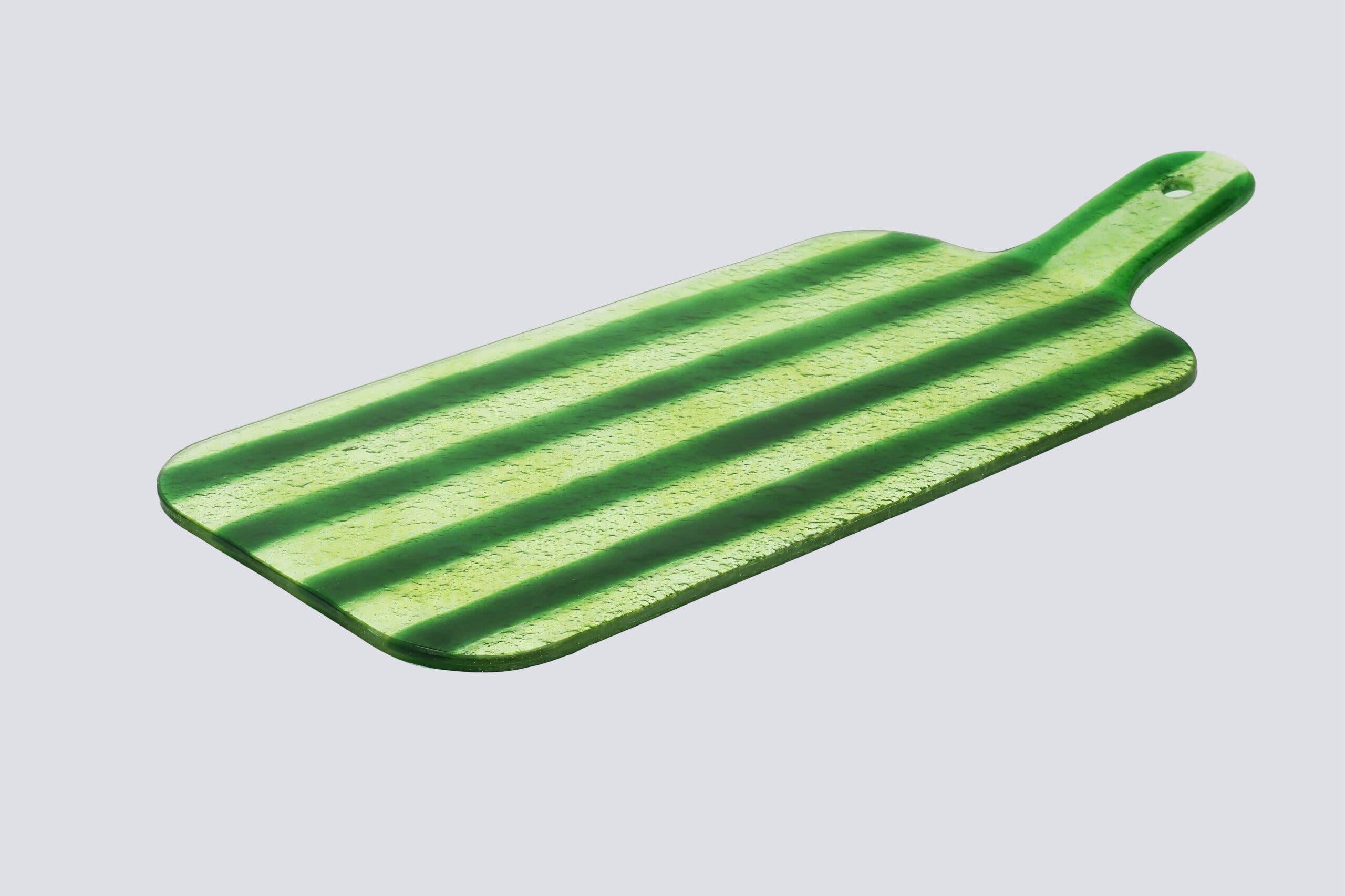 Vooraanzicht glazen borrelplank met groene strepen op een witte achtergrond.