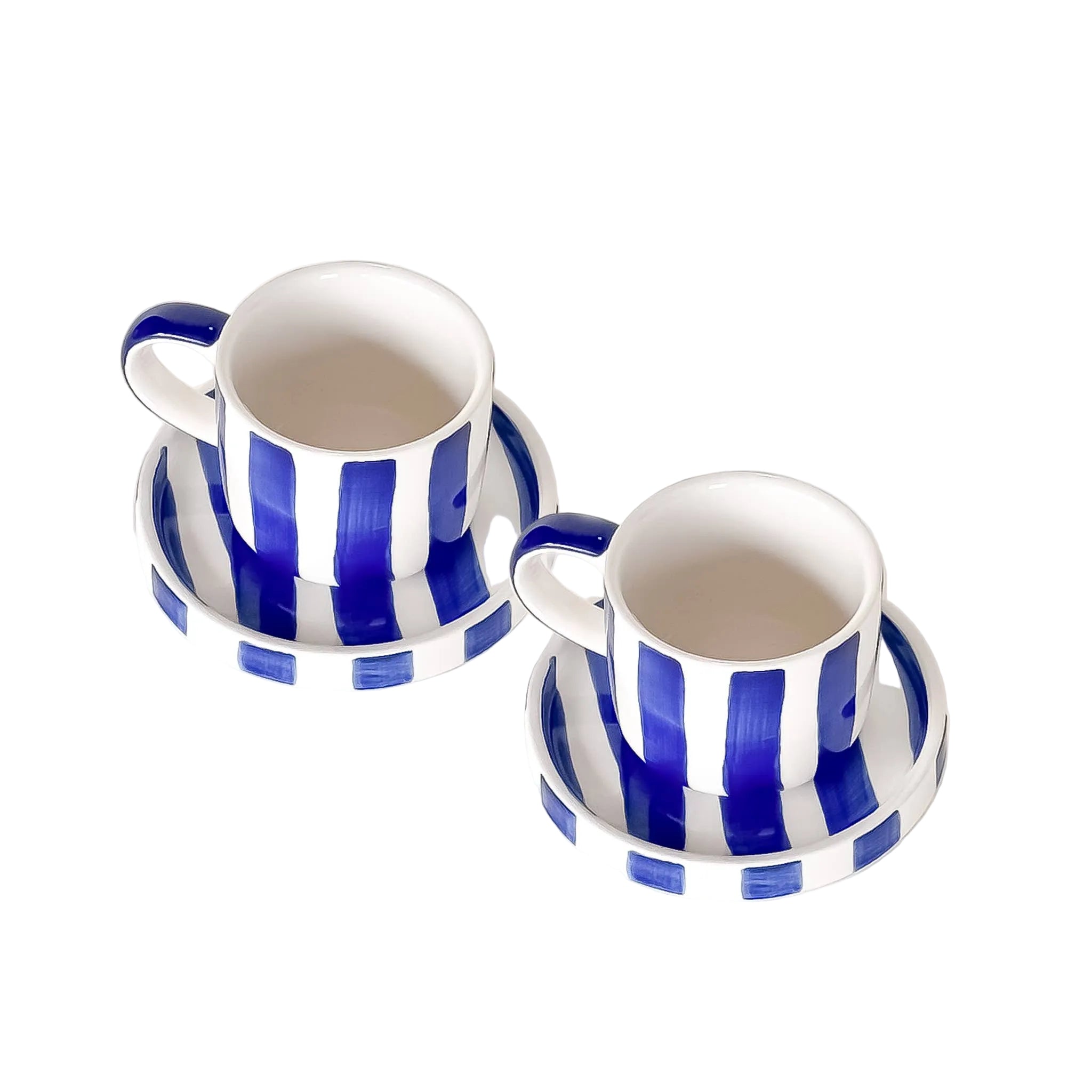 Bovenaanzicht kop en schotel met blauwe en witte strepen op een witte achtergrond.
