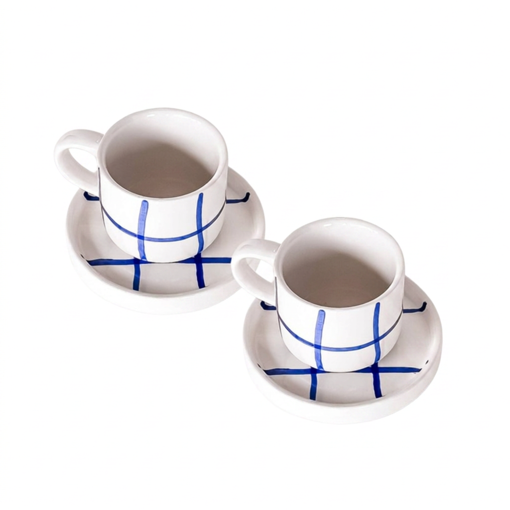Vooraanzicht espresso kop en schotel in wit met blauw raster op een witte achtergrond.