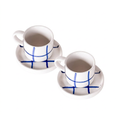 Vooraanzicht espresso kop en schotel in wit met blauw raster op een witte achtergrond.