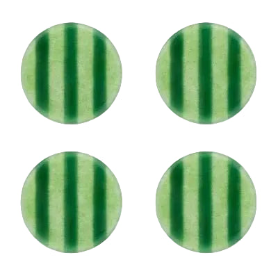 Bovenaanzicht vier ronde glazen onderzetters met groene strepen op een witte achtergrond.