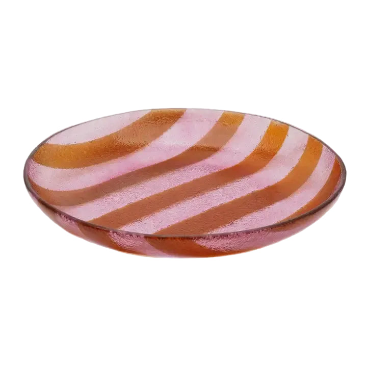 Vooraanzicht van een ronde glazen serveerschaal met oranje en roze strepen op een witte achtergrond.