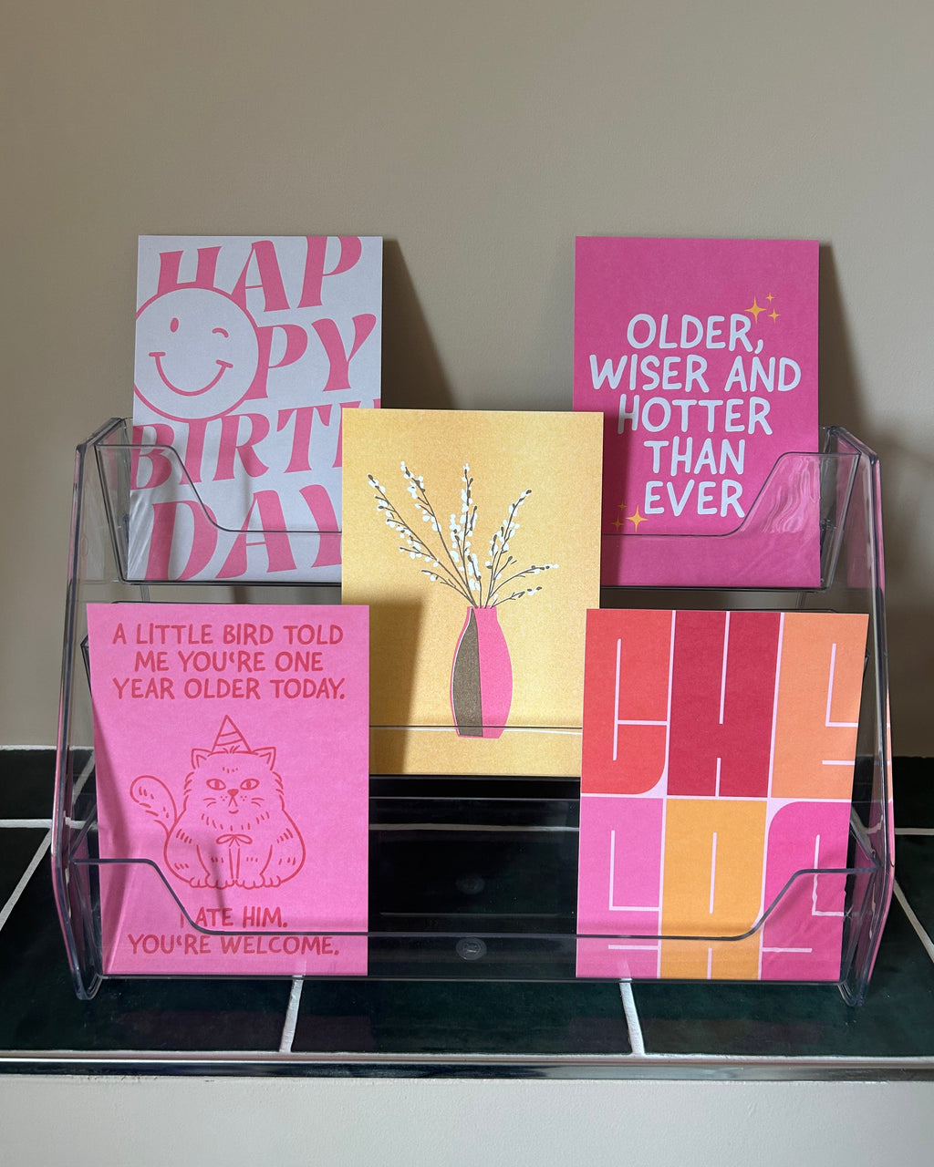Set van 5 kaarten in A6 formaat in roze kleuren op een beige achtergrond.