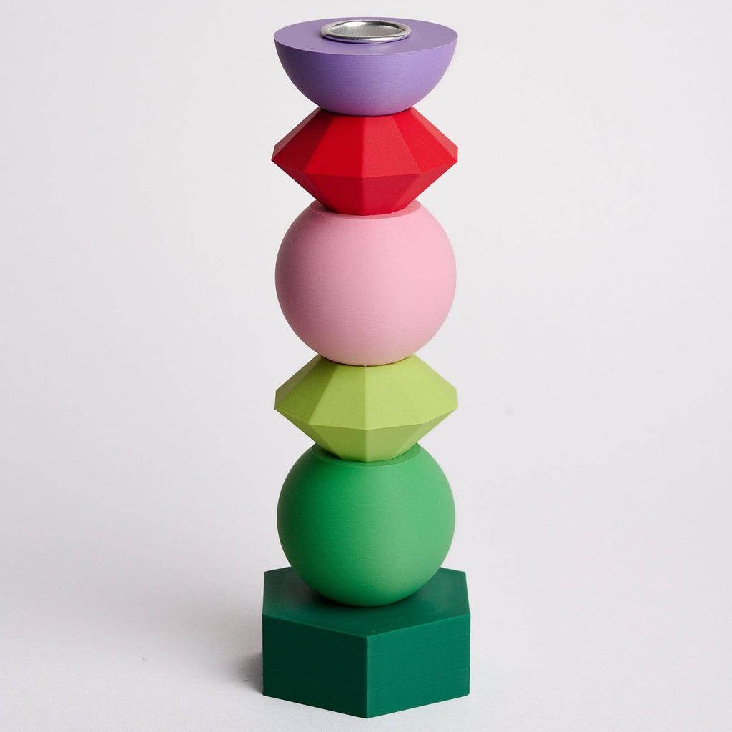 Kandelaar met verwisselbare componenten in de kleuren paars, rood, roze, lime groen, lichtgroen en donkergroen.