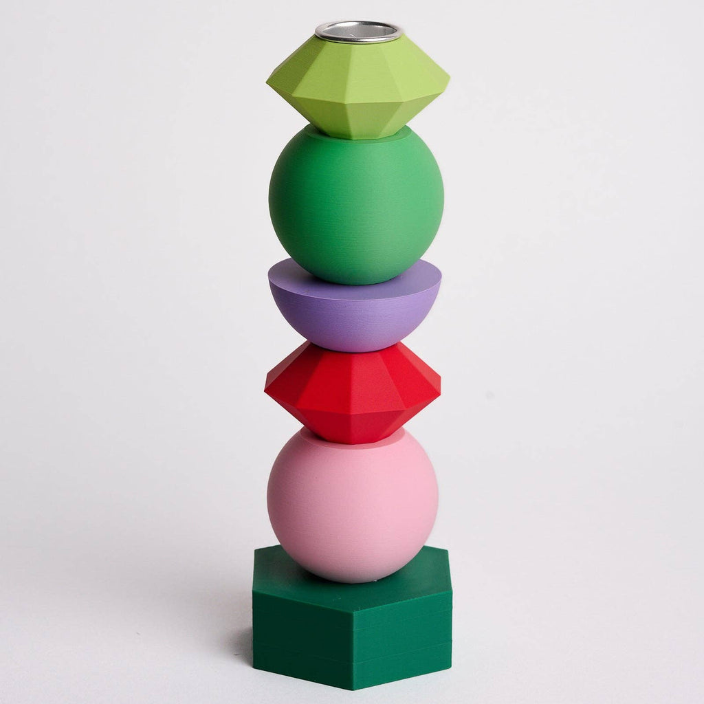 Kandelaar met verwisselbare componenten in de kleuren paars, rood, roze, lime groen, lichtgroen en donkergroen.