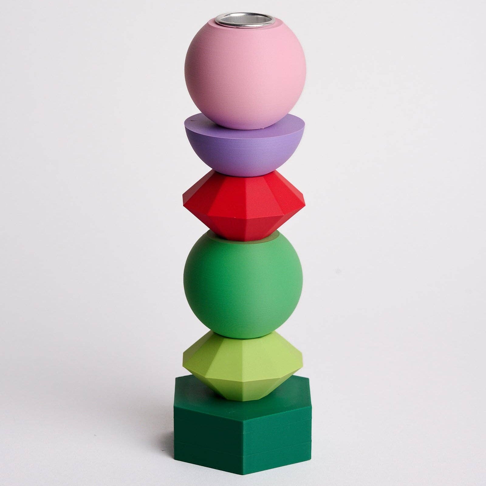 Kandelaar met verwisselbare componenten in de kleuren paars, rood, roze, lime groen, lichtgroen en donkergroen.