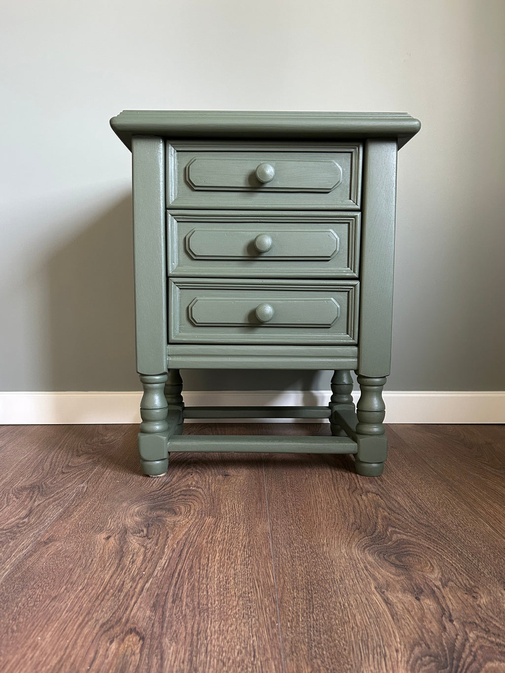 Ladekastje of dressoir van hout met 3 lades in de kleur Bayberry. Tweedehands en gerestyled.