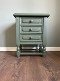 Ladekastje of dressoir van hout met 3 lades in de kleur Bayberry. Tweedehands en gerestyled.