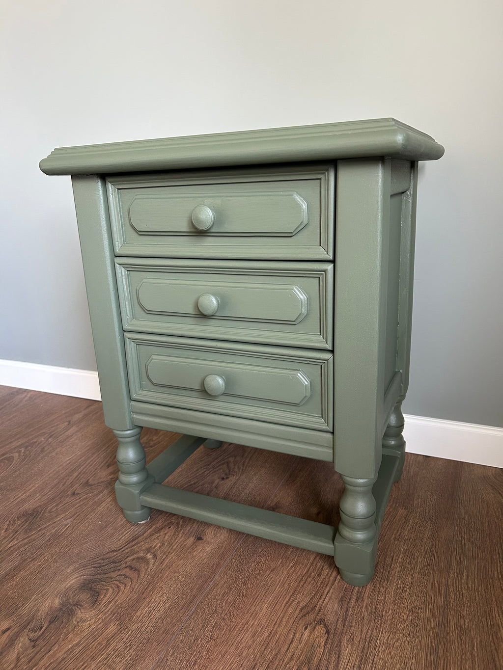Ladekastje of dressoir van hout met 3 lades in de kleur Bayberry. Tweedehands en gerestyled.