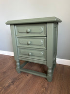 Ladekastje of dressoir van hout met 3 lades in de kleur Bayberry. Tweedehands en gerestyled.