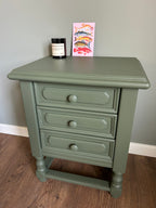Ladekastje of dressoir van hout met 3 lades in de kleur Bayberry. Tweedehands en gerestyled.