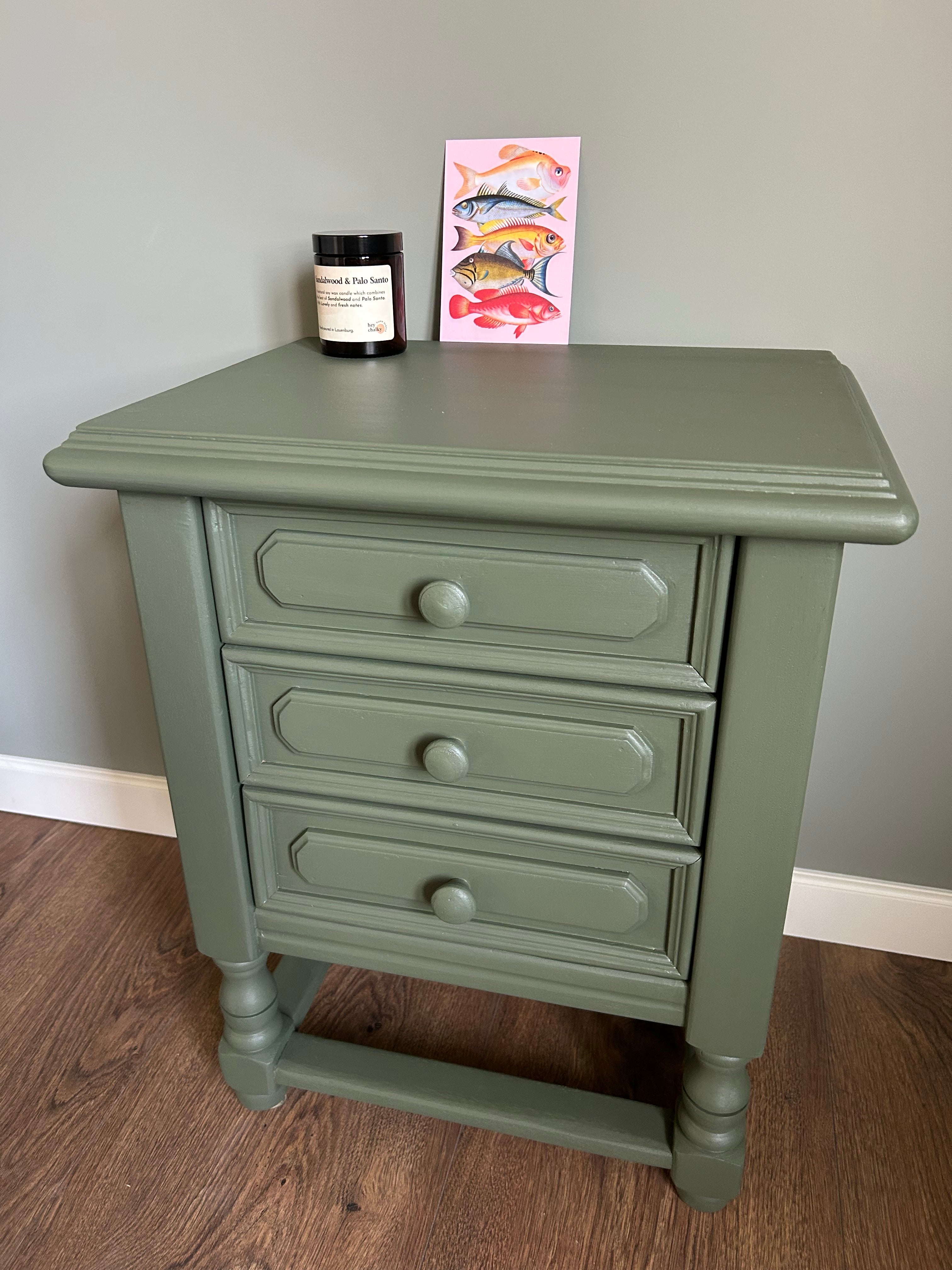 Ladekastje of dressoir van hout met 3 lades in de kleur Bayberry. Tweedehands en gerestyled.