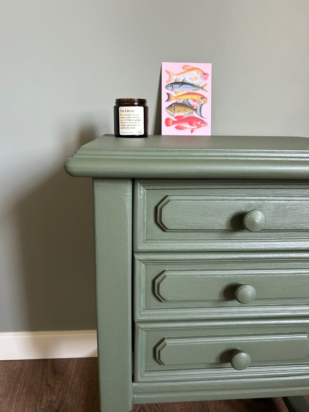 Ladekastje of dressoir van hout met 3 lades in de kleur Bayberry. Tweedehands en gerestyled.