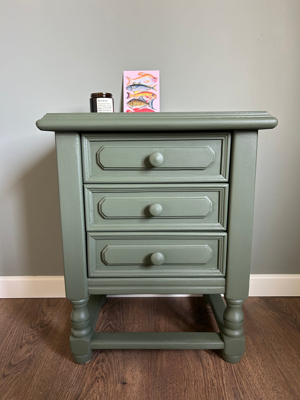 Ladekastje of dressoir van hout met 3 lades in de kleur Bayberry. Tweedehands en gerestyled.
