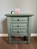 Ladekastje of dressoir van hout met 3 lades in de kleur Bayberry. Tweedehands en gerestyled.