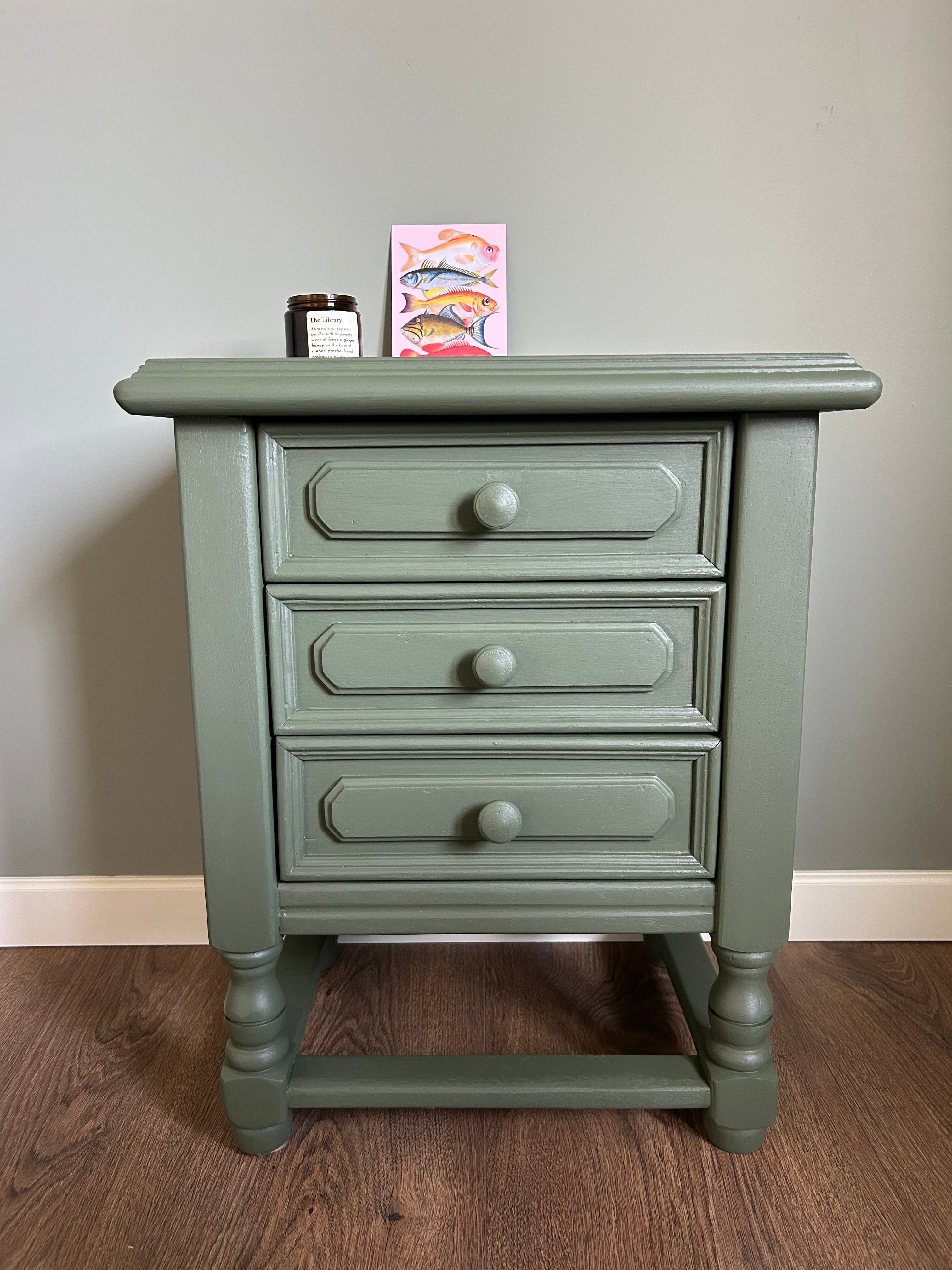 Ladekastje of dressoir van hout met 3 lades in de kleur Bayberry. Tweedehands en gerestyled.
