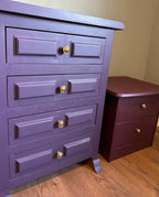 Ladekastje of dressoir met 4 lades. Messing vintage meubelknoppen. Gerestaureerd en gerestyled in een koninklijke paarse kleur.