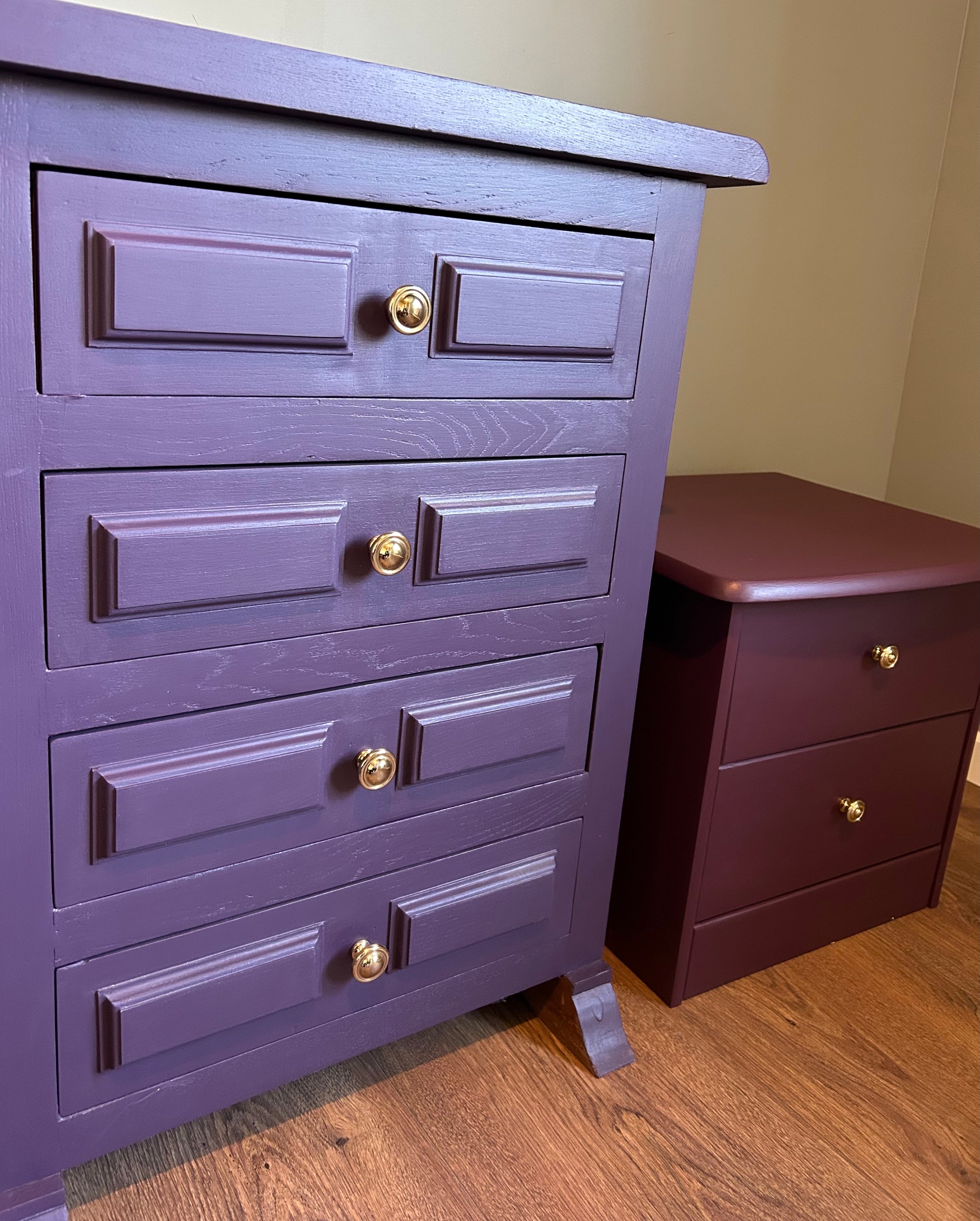 Ladekastje of dressoir met 4 lades. Messing vintage meubelknoppen. Gerestaureerd en gerestyled in een koninklijke paarse kleur.