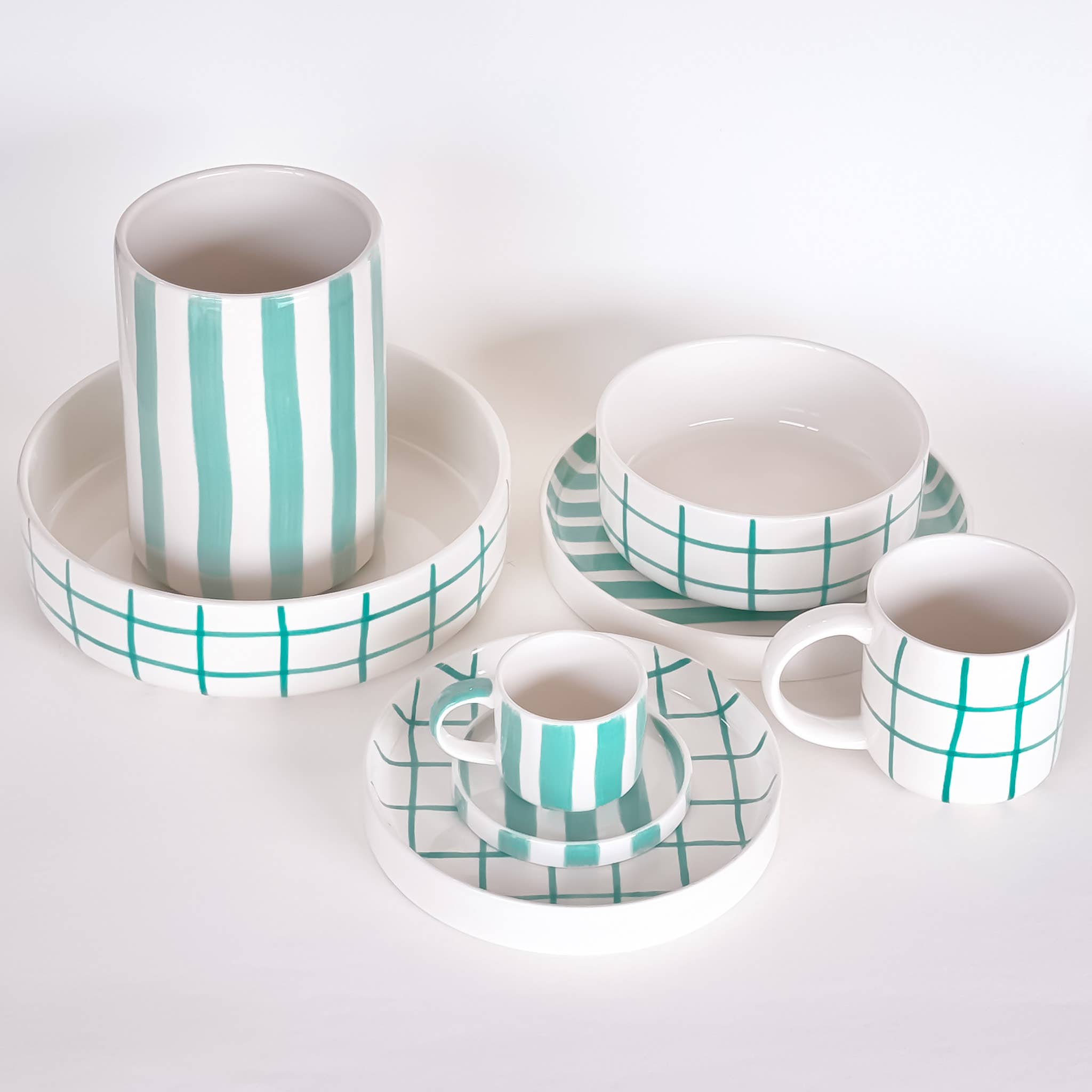 Divers servies van Magazin Minori in mintgroen met verschillende patronen op een witte achtergrond