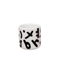 Grote mok met zwart wit Tokyo design zonder oor op witte achtergrond.