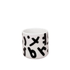 Grote mok met zwart wit Tokyo design zonder oor op witte achtergrond.