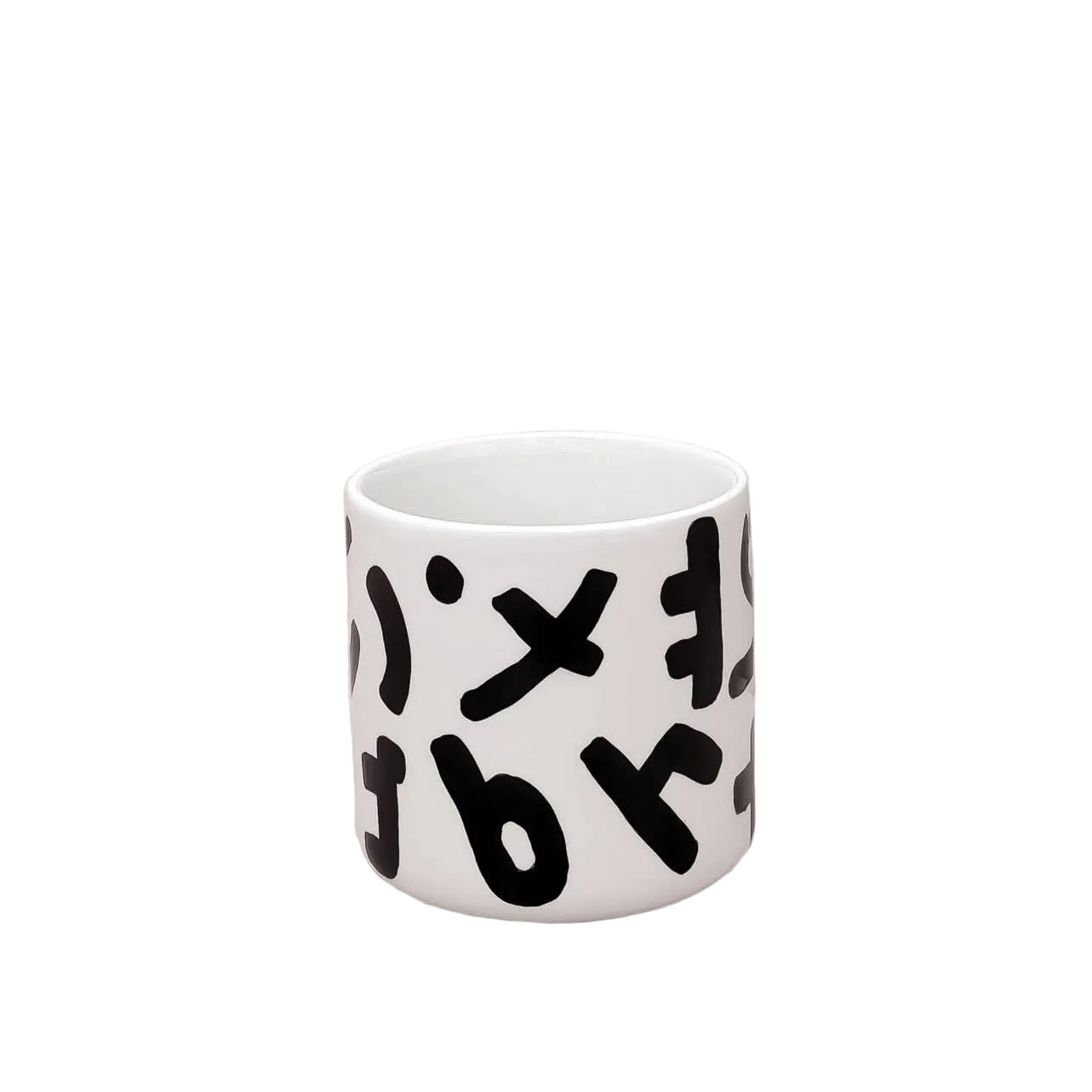 Grote mok met zwart wit Tokyo design zonder oor op witte achtergrond.