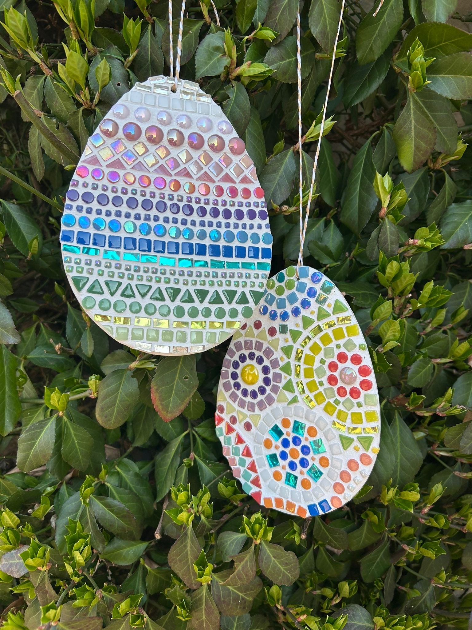 twee paasei hangers van mozaiek in vrolijke kleuren