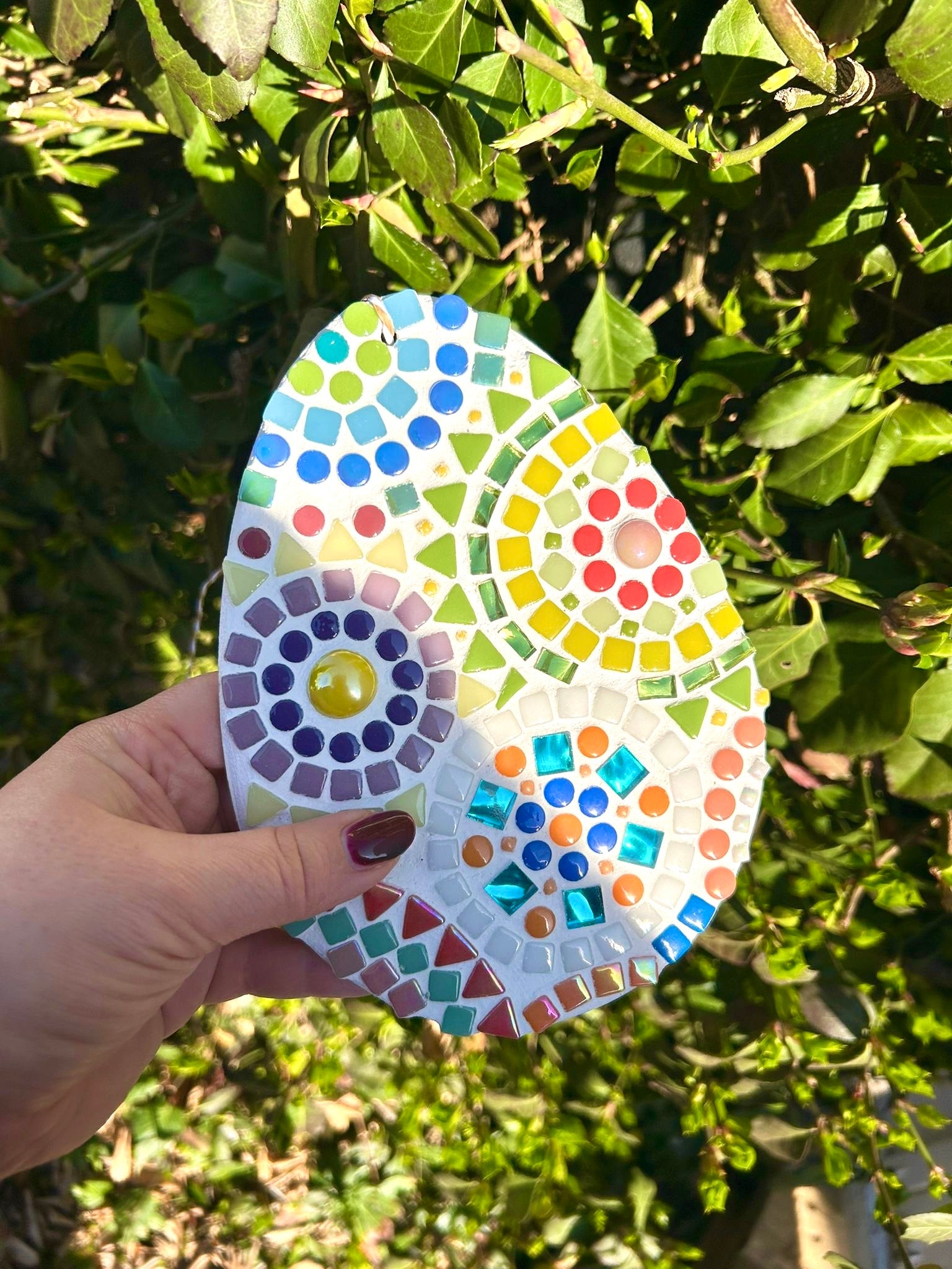 Mozaiek paasei hanger met ronde vormen in vrolijke kleuren