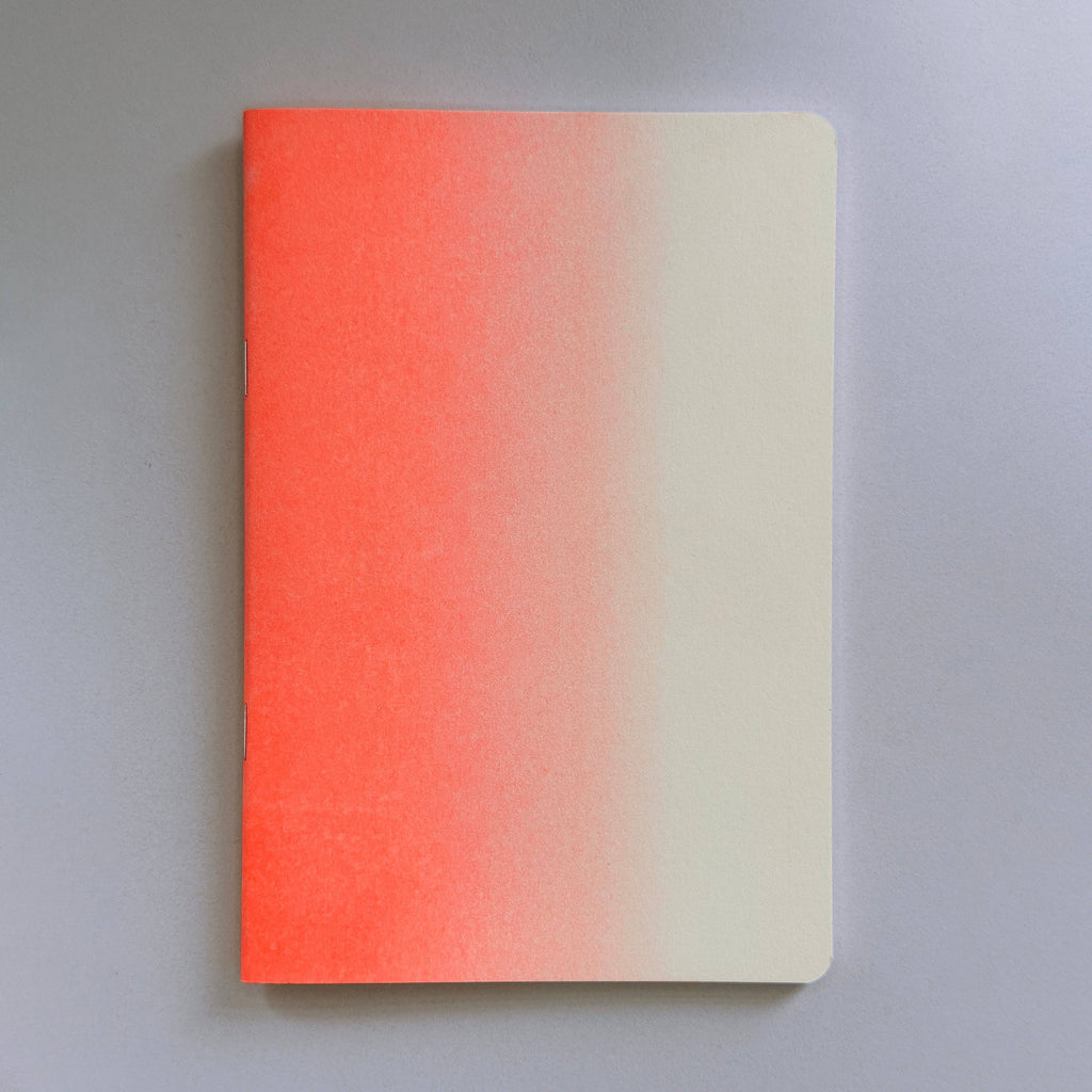 Notitieboekje met oranje witte overloop van links naar rechts. Op een witte ondergrond.