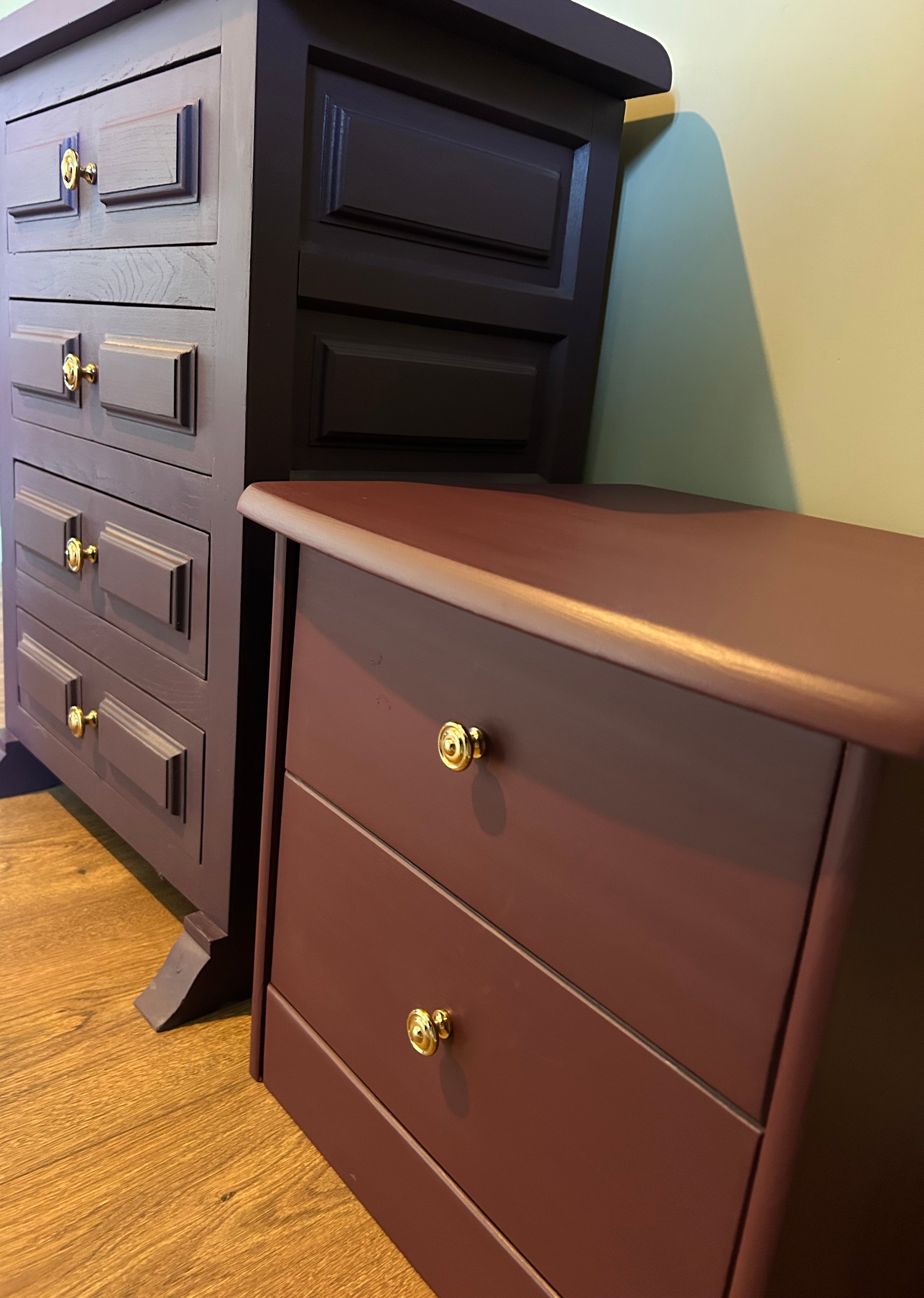 Paars burgundy nachtkastje set voor op slaapkamer met gouden knoppen