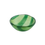 Vooraanzicht klein glazen schaaltje met groene strepen op een witte achtergrond.