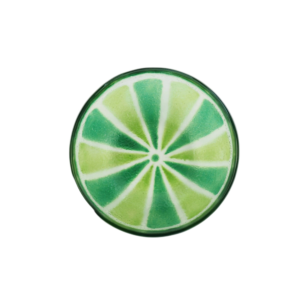 Bovenaanzicht glazen groene schaaltje met limoenpatroon op een witte achtergrond.