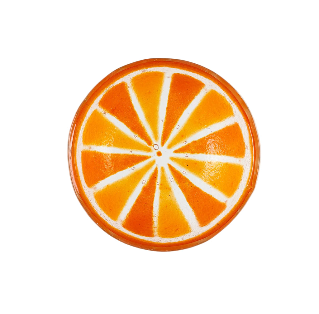 Bovenaanzicht glazen oranje schaaltje met sinaasappelpatroon op een witte achtergrond.