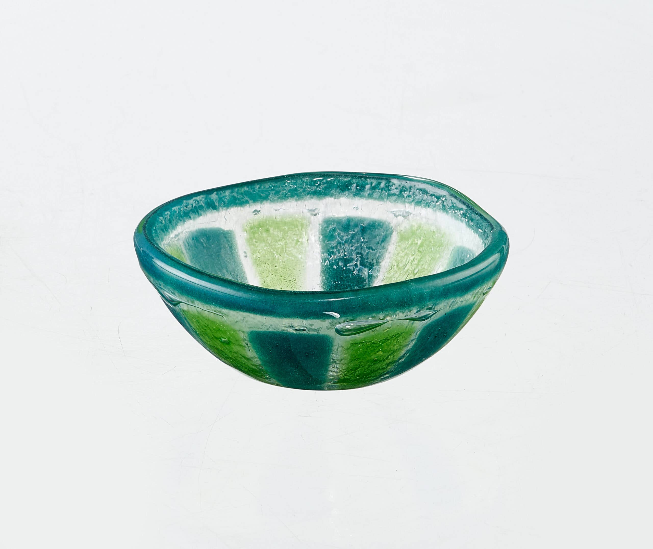Vooraanzicht glazen groene schaaltje met limoenpatroon op een witte achtergrond.