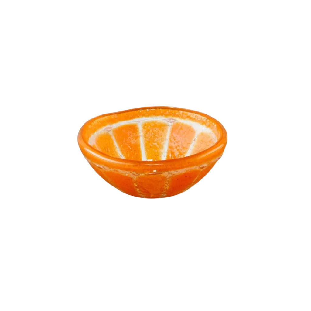 Vooraanzicht glazen oranje schaaltje met sinaasappelpatroon op een witte achtergrond.