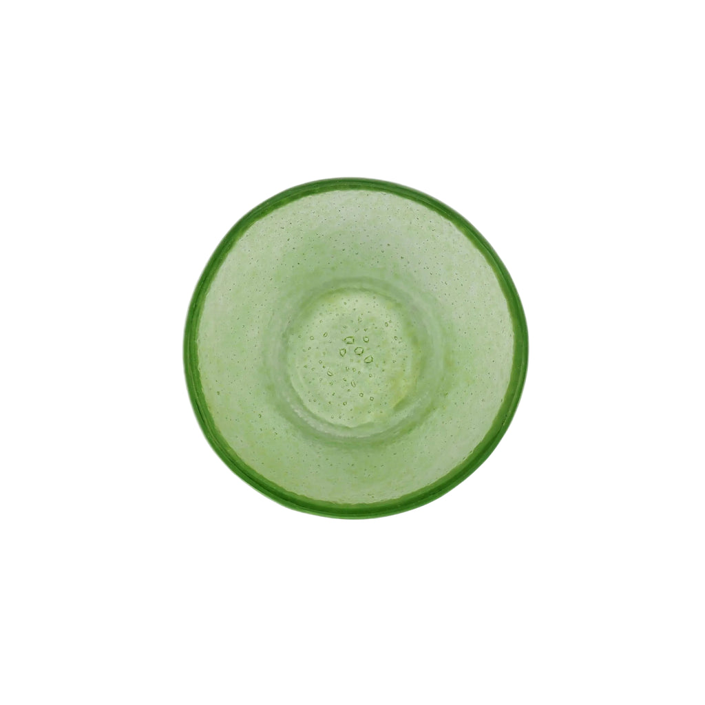 Bovenaanzicht glazen groene effen schaaltje op een witte achtergrond.