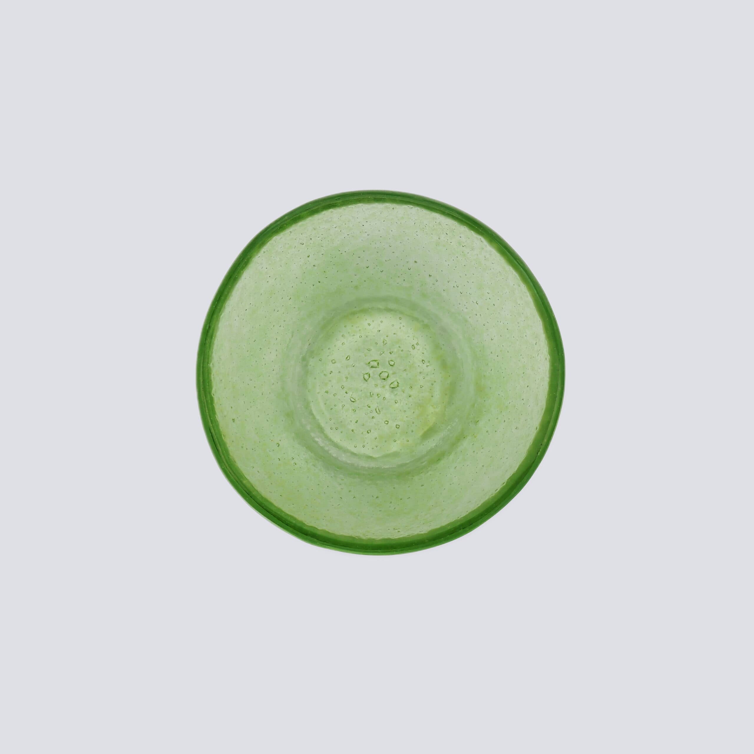 Bovenaanzicht glazen groene effen schaaltje op een witte achtergrond.