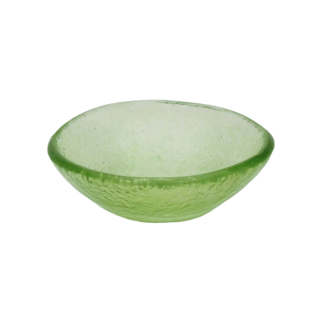 Vooraanzicht glazen groene effen schaaltje op een witte achtergrond.