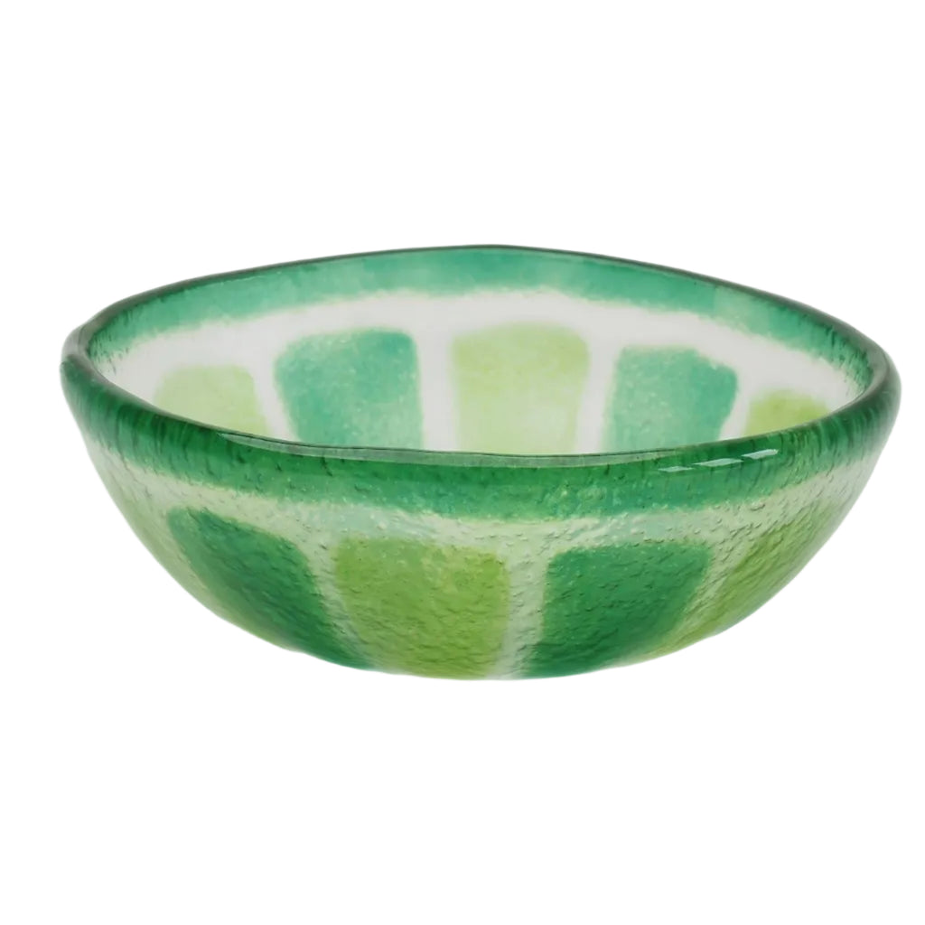Vooraanzicht glazen groene schaaltje met limoenpatroon op een witte achtergrond.