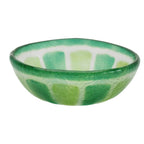 Vooraanzicht glazen groene schaaltje met limoenpatroon op een witte achtergrond.