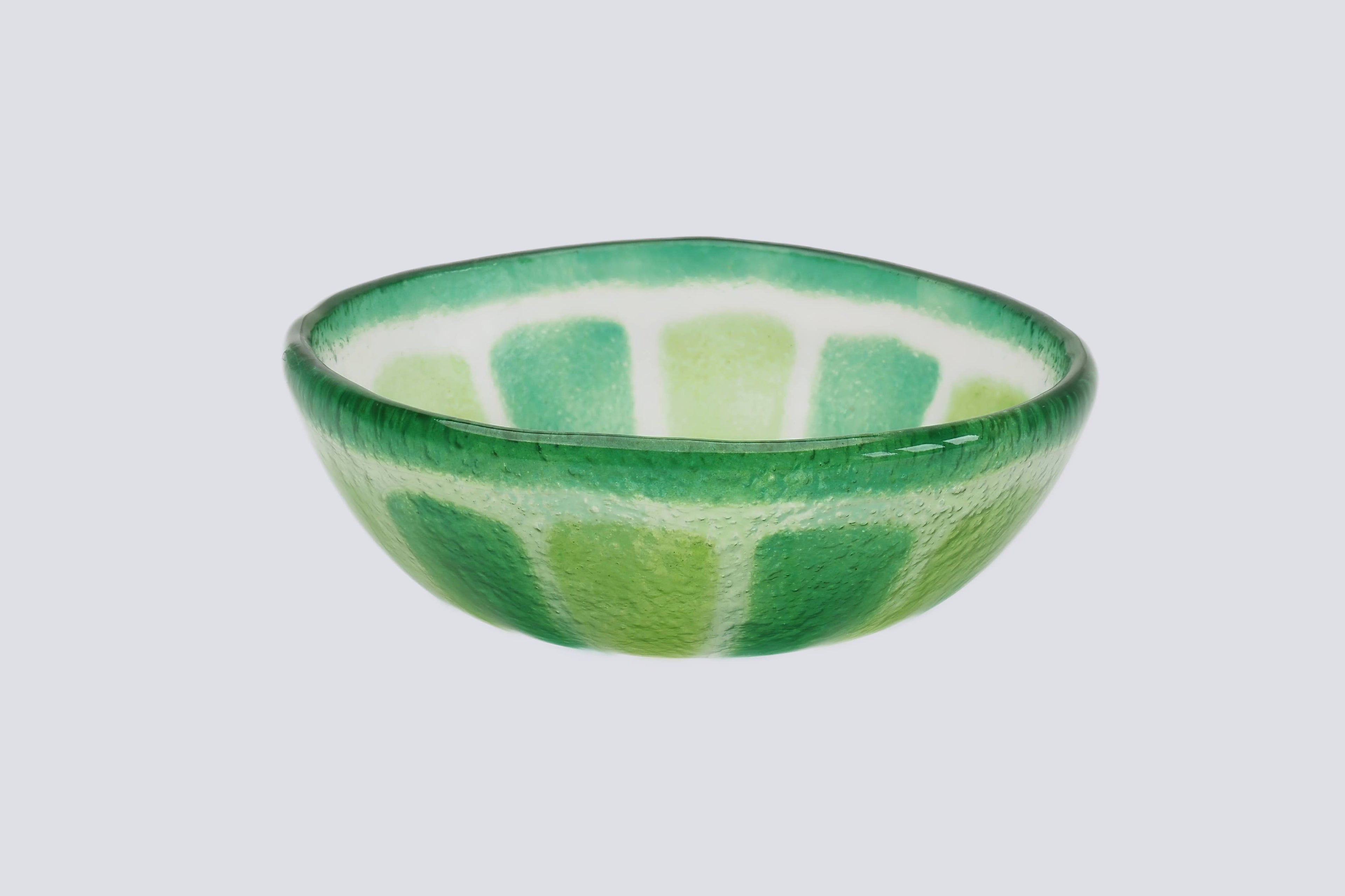 Vooraanzicht glazen groene schaaltje met limoenpatroon op een witte achtergrond.