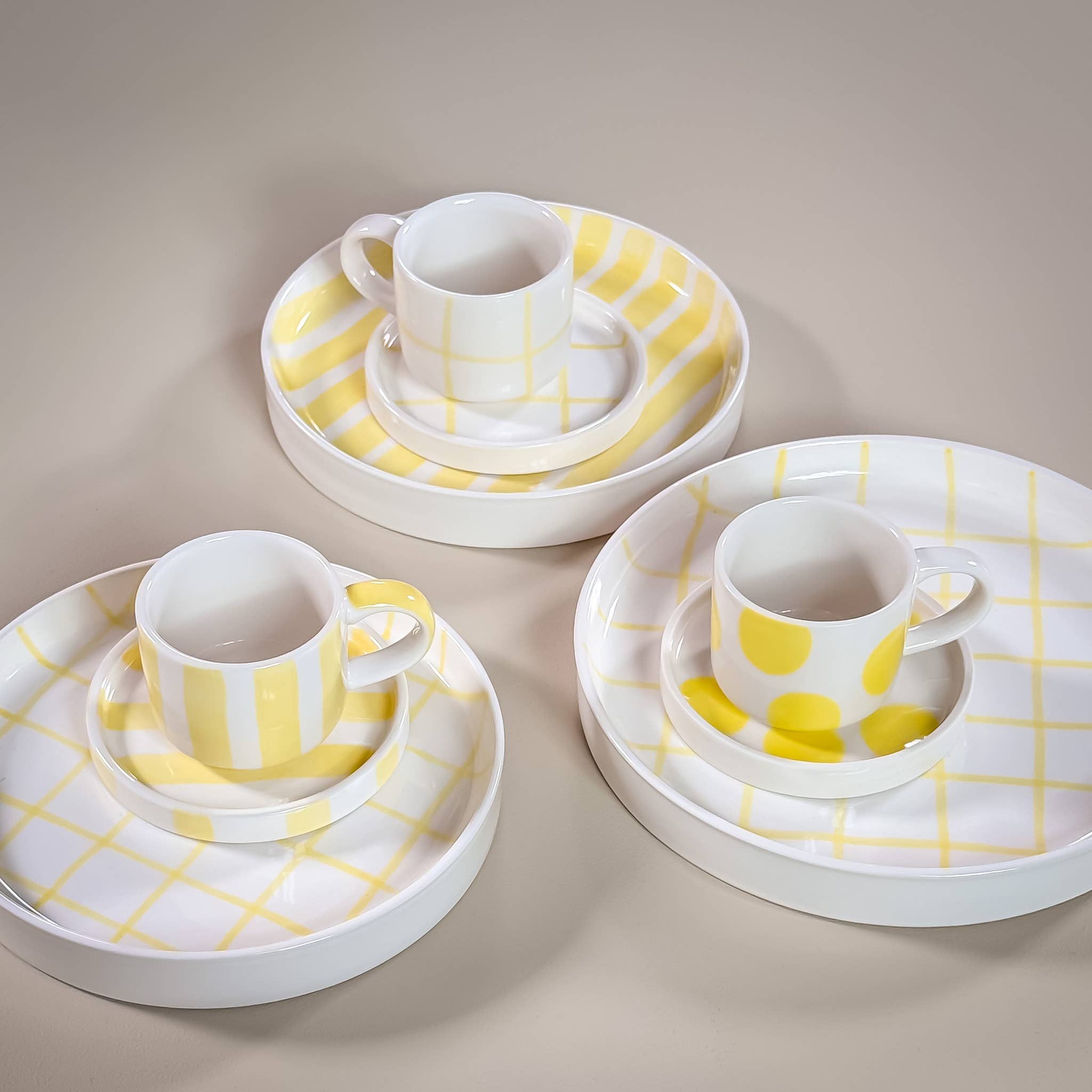 Drie verschillende Mix Match servies sets in geel
