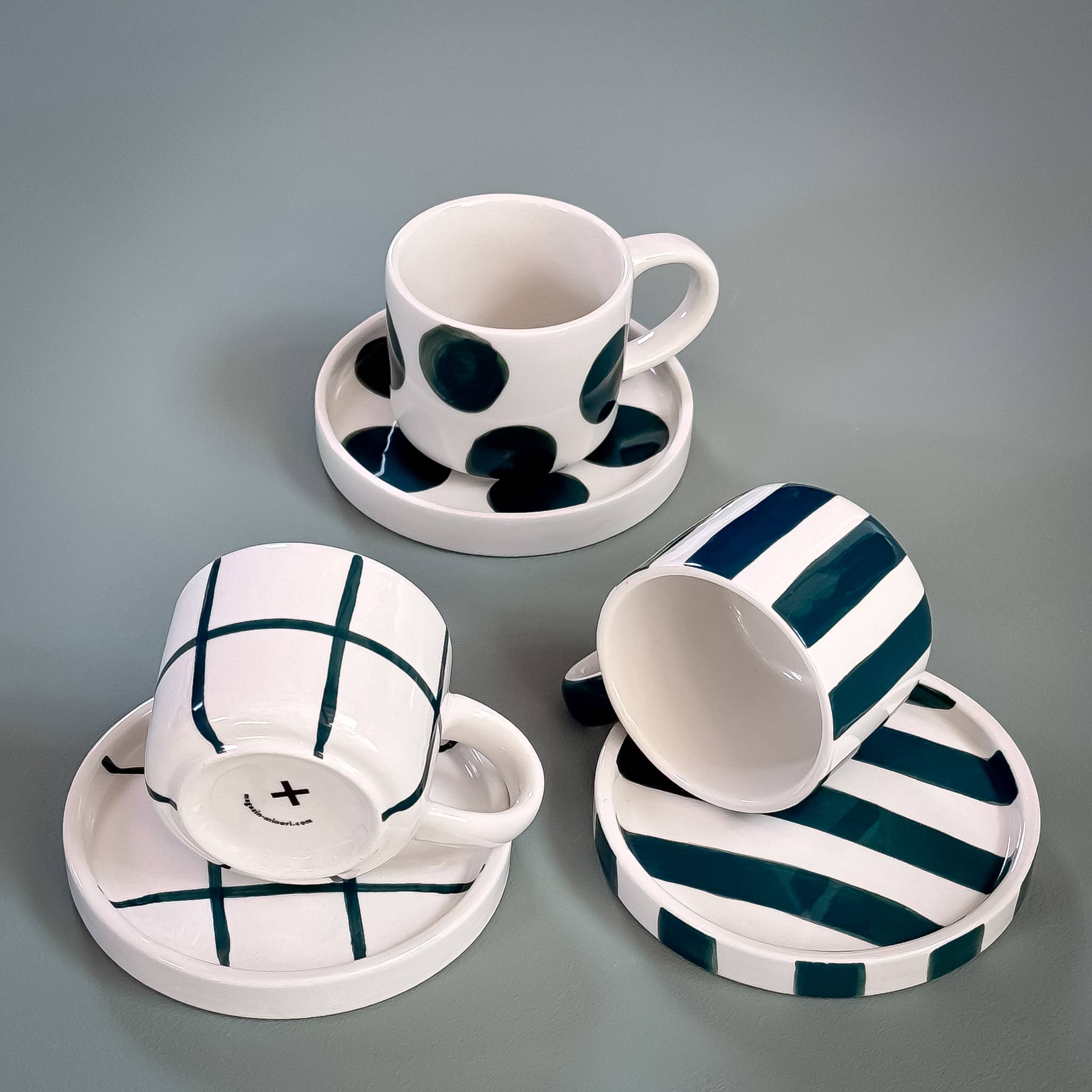 Drie verschillende patronen espresso kop en schotel in de kleuren wit en groen.