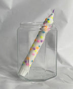 Witte handgemaakte dip dye kaars met confetti stippen in pastel kleuren in een glas