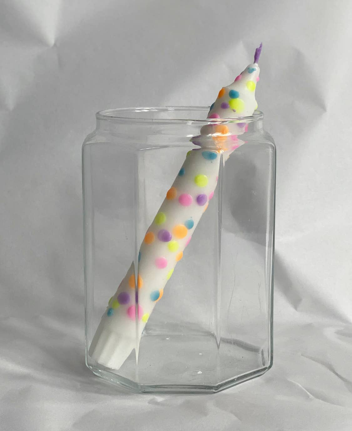 Witte handgemaakte dip dye kaars met confetti stippen in pastel kleuren in een glas